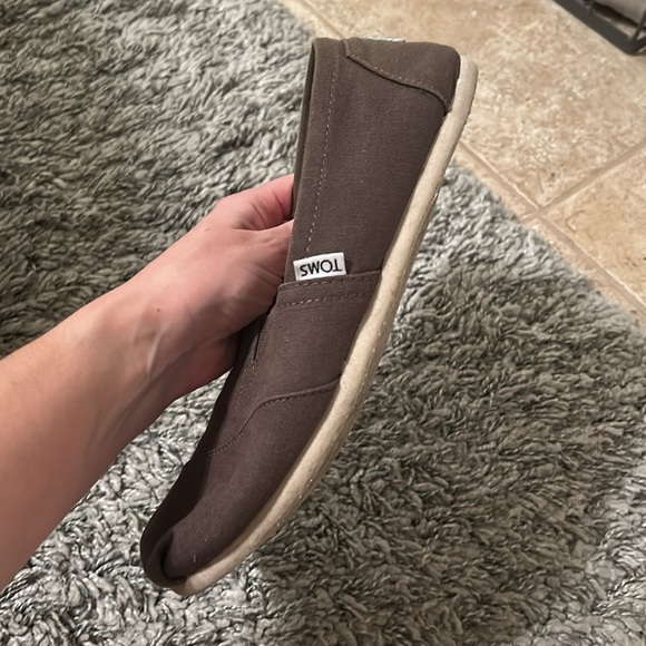 Women’s Toms olive color size 9 - Picture 8 of 8